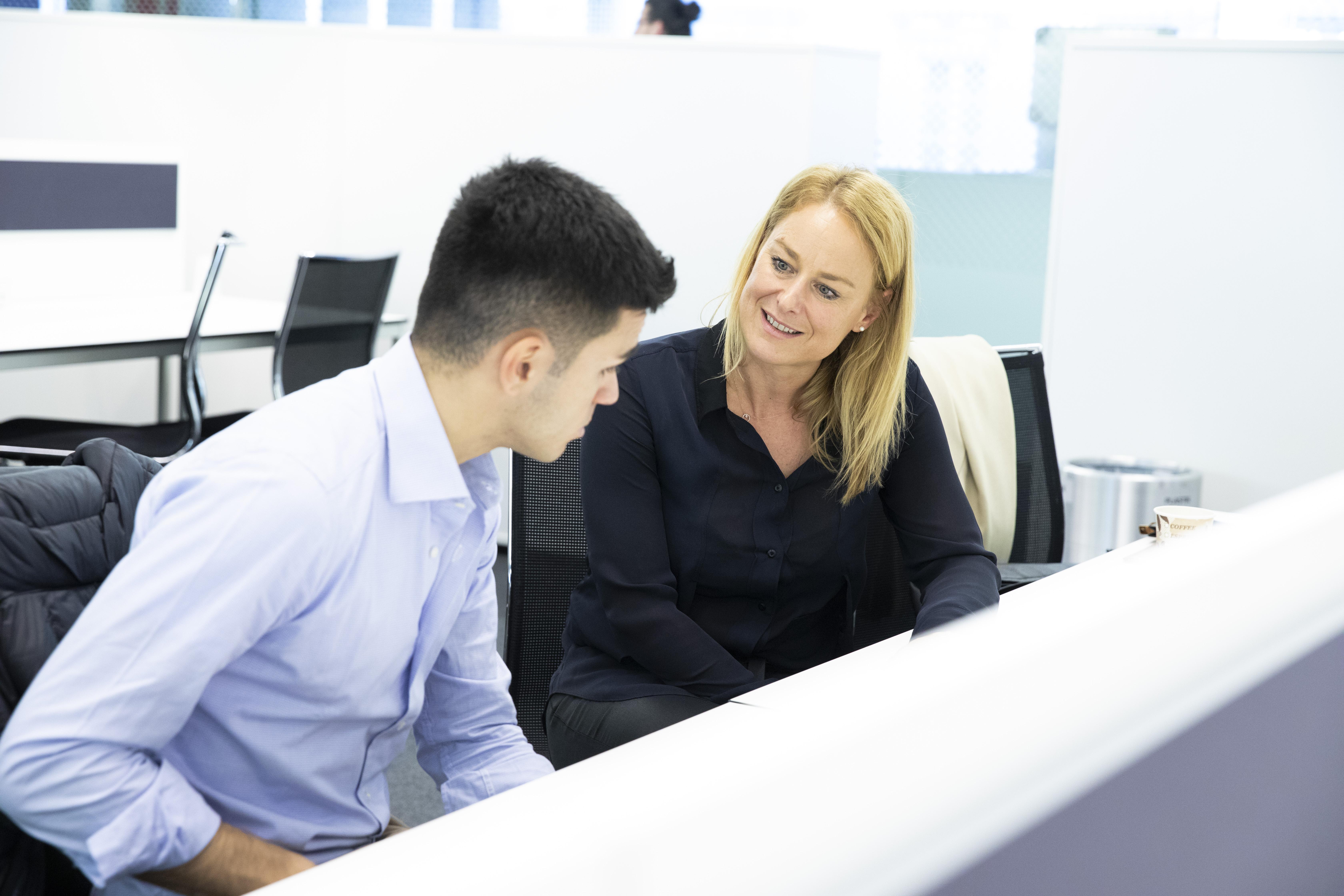 A student sitting together with an employee of Pressetexter to be advised.