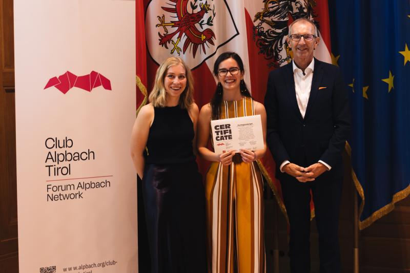 <p>Oxford-Studentin Pia Regensburger (m.) mit MCI-Rektor Andreas Altmann (r.) und Club Alpbach Tirol Präsidentin Celina Moser (l.)</p><p>Bild (C) Club Alpbach Tirol</p>